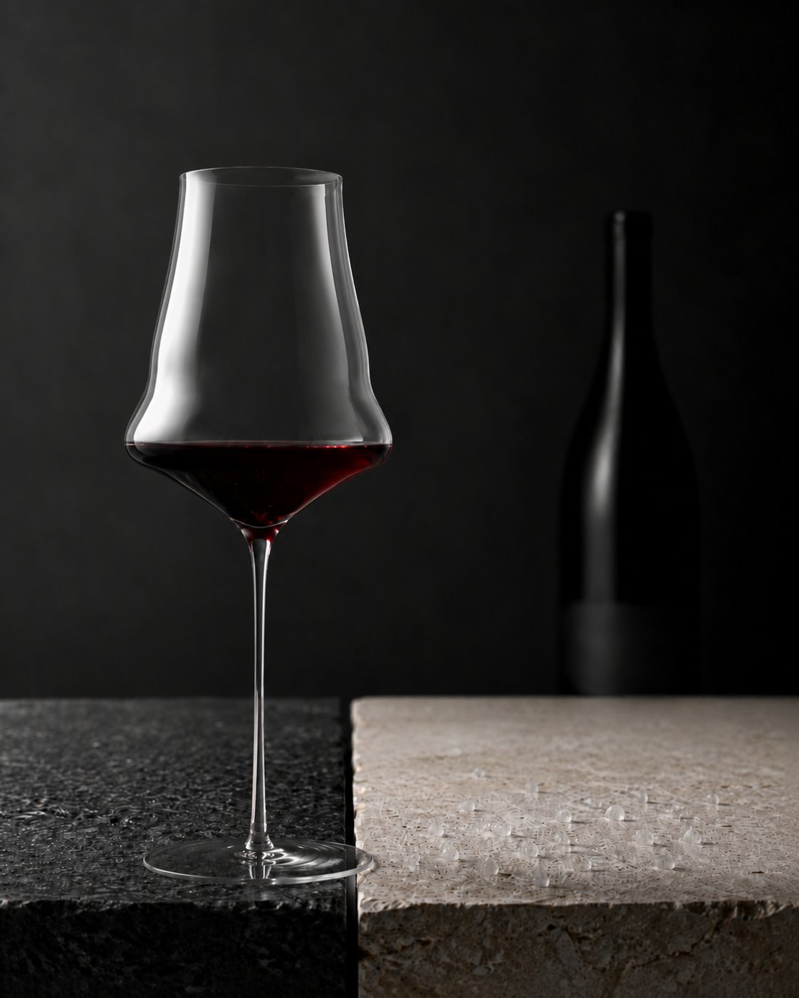 Vinho AQVAE SALIS servido em copo · ritual de serviço