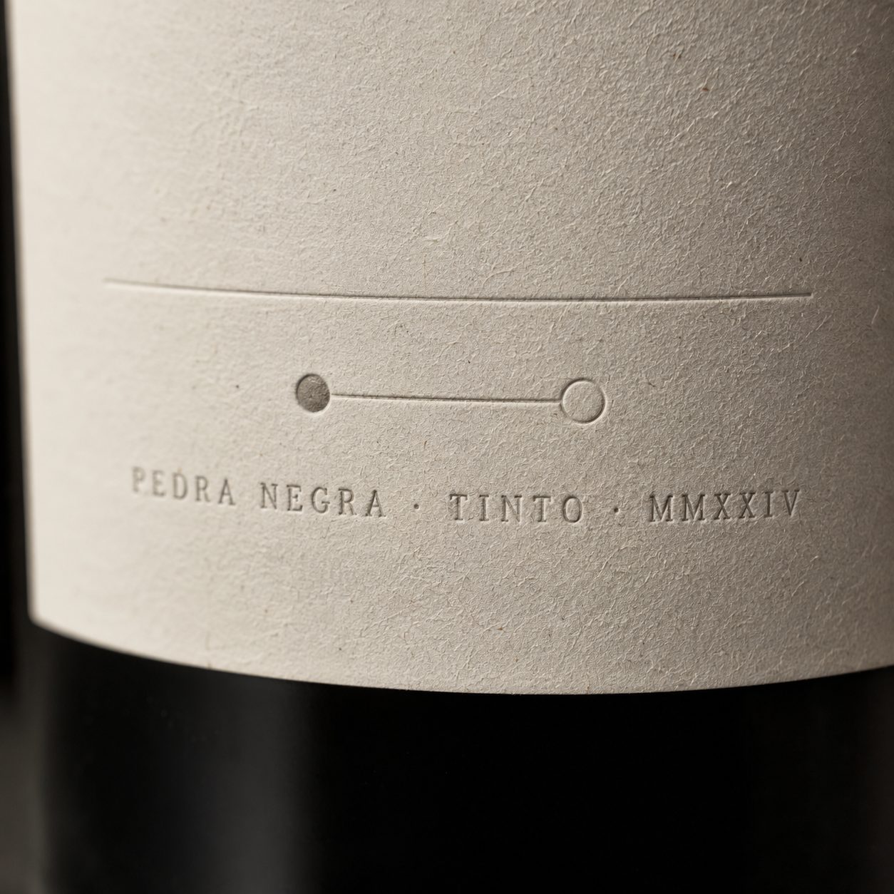 Pedra Negra · macro do rótulo gravado a seco em papel algodão